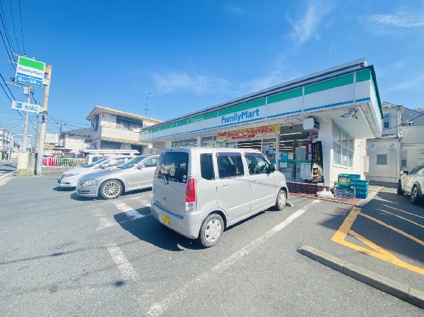 ファミリーマート三ツ池公園口店(時間を問わず、食品から日用品まで幅広い品物が揃うコンビニ。徒歩2分で気楽に立ち寄れる近さです。)