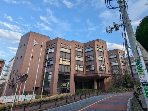 横浜市中央図書館(市内で最も大きい図書館。5階建てで音楽映像ライブラリーもあります。子供向けやティーンズコーナーも充実。)
