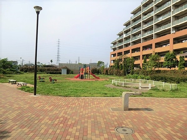 上末吉二丁目第二公園(住宅街の中にある落ち着いた公園。青空の下で駆け回ったり、遊具で遊んだり、思い思いの遊びができます)