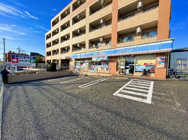 ローソン横浜神大寺一丁目店(スイーツが人気のコンビニ。店内厨房で炊いたご飯や出来立て揚げ物を提供するまちかど厨房取扱店。)