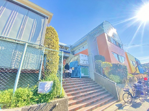 寺尾幼稚園(子供たちの「自由と主体性」を育てる幼稚園。木工の家や巨大絵画を共同制作する。園庭の木登りが大人気。)