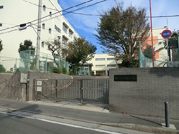 馬場小学校(住宅街にある小学校。体育館が新しく設備が充実している。教育目標は「自らかがやく子　ともにかがやく子」。)