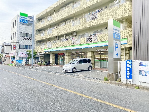 ファミリーマート横浜東本郷店(ホットスナックのファミチキが人気。酒たばこ取扱い有。無料Wi-Fi有。各種バーコード決済利用可能。)
