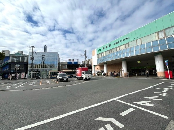 鴨居駅(南口から「ららぽーと横浜」へのシャトルバスが出ています。駅前に飲食店や商店があり便利な駅です。)