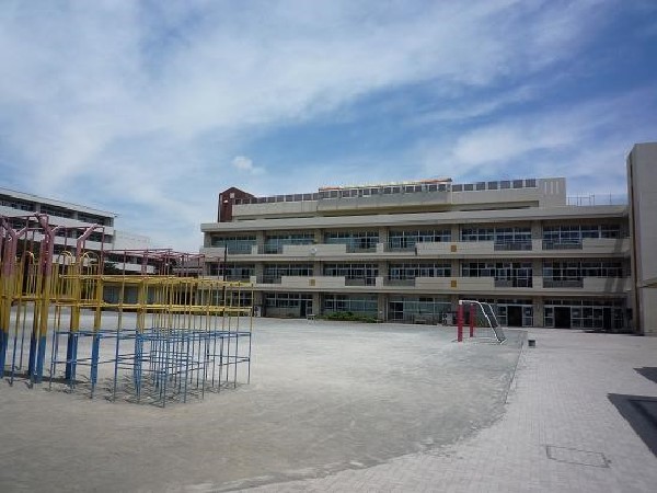 富士見台小学校(創立70周年を向かえる小学校。教育目標は「互いにひびき合う学校　学び合う・認め合う・生かし合う」。)