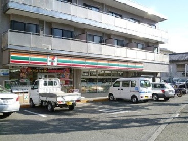 セブンイレブン岸根公園店(時間を問わず、幅広い品物が揃うコンビニ。駐車スペースも広く、お車でも安心して立ち寄る事が出来ます 。)