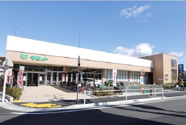 サミットストア上星川店(売り場が広く清潔感のあるスーパー。営業時間は9:00～22:45。駐車場も107台と多く便利ですね。)