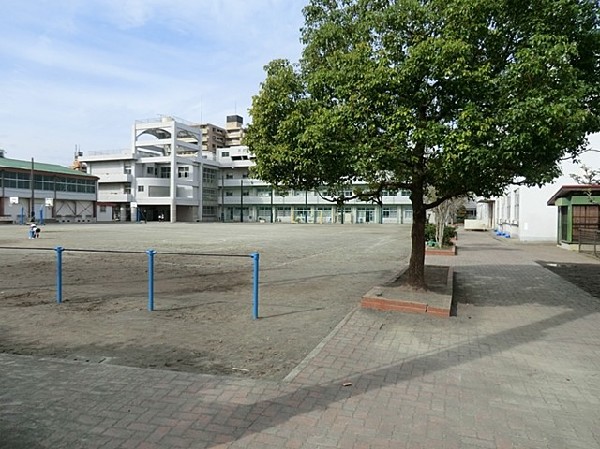 生麦小学校(教育目標は「元気、勇気、夢いっぱい　～思い出づくり～」。縦割り活動があり、学年を超えて交流します。)
