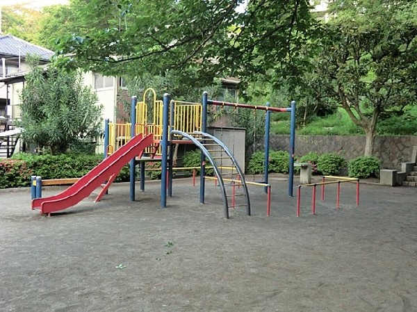 荒立公園(複合遊具や砂場などがありお子様に大人気の広めの公園です。遊歩道があるのでお散歩にもうってつけです。)