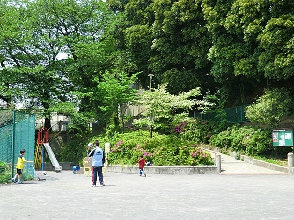 栗田谷公園 (住宅街の中にあるゆったりとした公園。青空の下で駆け回ったり遊具で遊んだり、思い思いの遊びができます。)