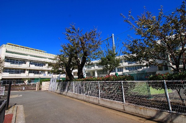 錦台中学校(昭和34年に設立された、各学年5～6クラス規模の中学校。平成30年に創立60周年を迎えました。)