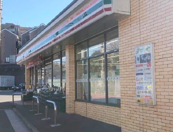 セブン-イレブン 横浜菊名３丁目店(おにぎりやスイーツ、日用品まで幅広く取り揃え。24時間いつでも気軽に立ち寄れるので近くにあると便利。)