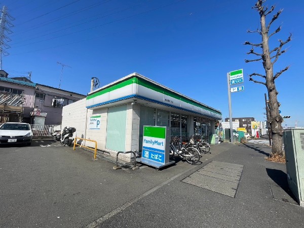 ファミリーマート鶴見環状2号店(時間を問わず、幅広い品物が揃うコンビニ。ホットスナックのファミチキが人気です。広々とした駐車場あり。)