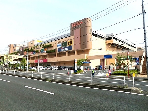 トレッサ横浜(フランス・リヨン市の市街地をイメージして作られたお洒落な大型ショッピングモール。駐車場は全日無料。)