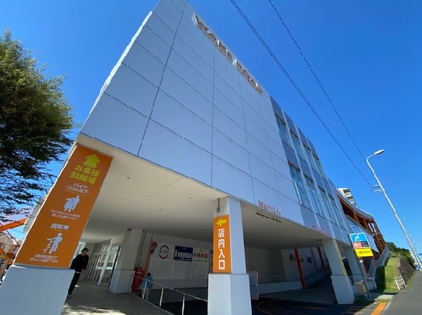 ウェイクロード横浜鶴見(飲食店、家電量販店、子供用品店などが入る複合施設。駐車場も広く、ご家族でのお買い物も便利です。)