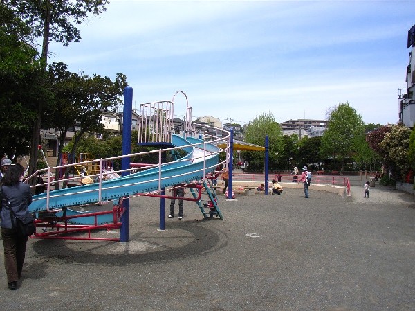 岸谷公園(桜が咲く春にはお花見ができ、夏には屋外プールが開き子供たちで賑わいます。広場と遊具がある楽しい公園。)
