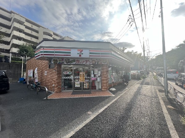 セブン-イレブン 横浜獅子ヶ谷１丁目店(近くて便利、期待以上の品質を提供するコンビニエンスストアです。酒たばこ取扱い有。無料Wi-Fi有。)