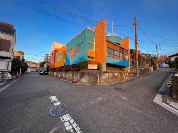 寺尾幼稚園(子供たちの「自由と主体性」を育てる幼稚園。木工の家や巨大絵画を共同制作する。園庭の木登りが大人気。)