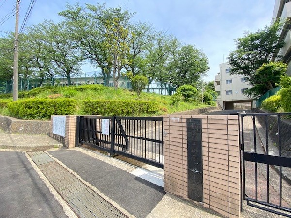 獅子ヶ谷小学校(獅子ヶ谷市民の森が近くにあり自然環境に恵まれている。春の全校遠足は縦割りで高学年と低学年が交流する。)