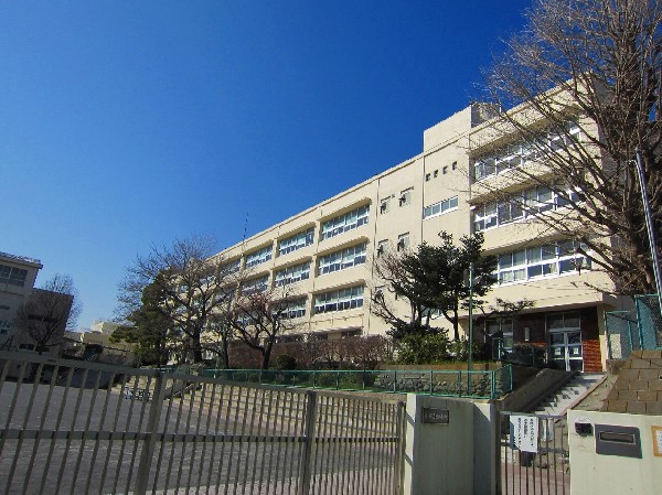 田奈小学校(地域の自然や文化を活かした教育活動が特徴。近隣の田畑を活用し、田植え・稲刈りの収穫農業体験を実施する。)