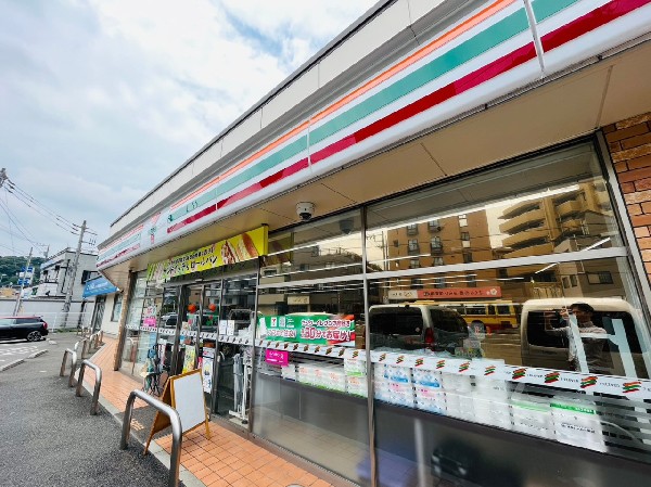 セブンイレブン鴨居5丁目店(限定のホットスナックをはじめ、フードやスイーツメニューなどを豊富に取り揃え。駐車場も広く、車でも安心。)
