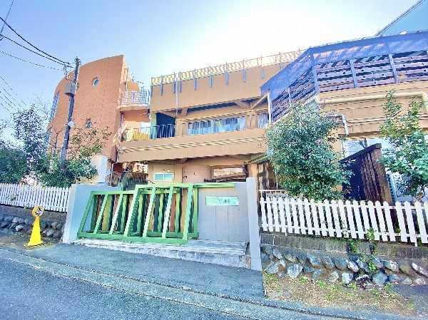 橘幼稚園(3～5歳を縦割りにする異年齢合同クラス編成。自然と触れ合い自由にのびのび遊びながら成長できる幼稚園。)