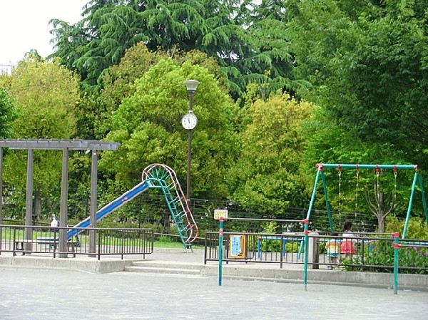 杉山原公園(滑り台、ブランコ等の遊具と広場がある公園。地域行事に使われることもあります。春には桜が咲きお花見できます。)