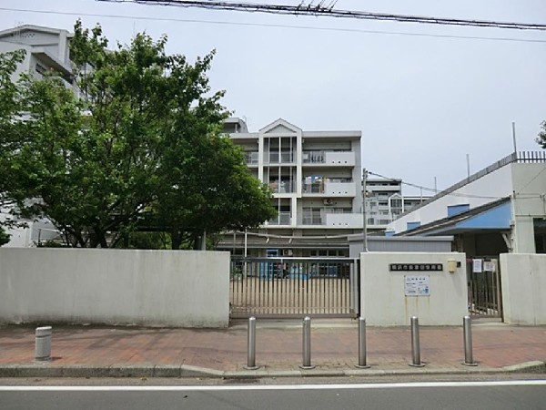 長津田保育園(長津田公園に隣接する保育園。目標は「いきいきと生きる子」「心の豊かな子」。四季折々の自然を感じながら成長します。)