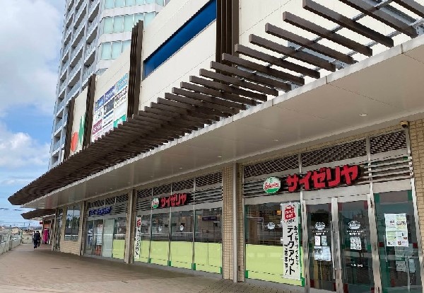 サイゼリヤ マルエツ長津田駅前店(手頃な価格でイタリアンを提供するファミレス。ドリアやサラダが人気でワインや1品料理も充実しています。)