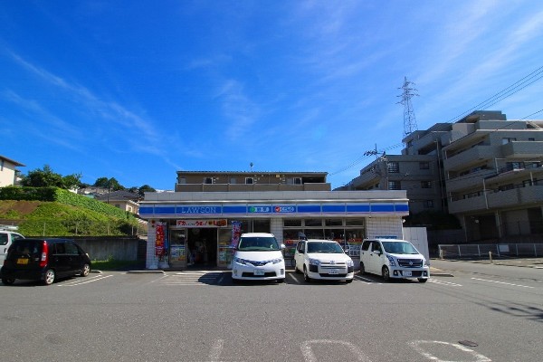 ローソン駒岡一丁目店(スイーツが人気のコンビニ。店内厨房で炊いたご飯や出来立て揚げ物を提供するまちかど厨房取扱店。)