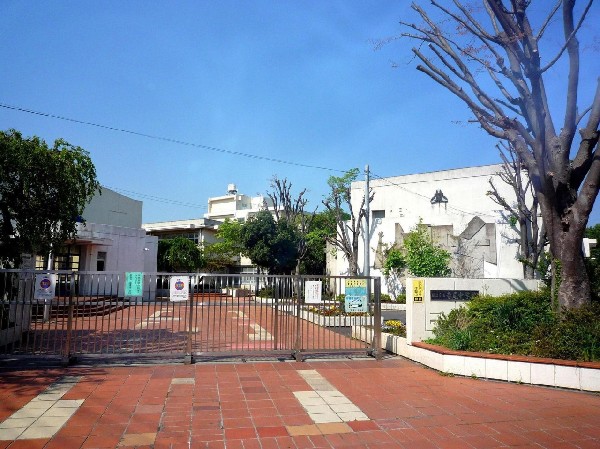 寺尾中学校(1学年8～9クラスのマンモス校。三ツ池公園近くにあり自然豊か。校庭が広く、部活動や体育祭が盛んです。)