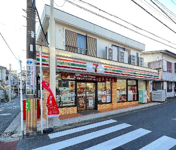 セブンイレブン横浜西戸部店(近所にあるだけで便利なコンビニ、暮らしに便利なサービスはもちろん、オリジナル食品も魅力的ですね。)
