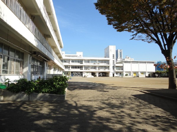西前小学校(西区役所・戸部公園の近くにあり、各学年3クラス程の小学校。2024年に創立115周年を迎えました。)