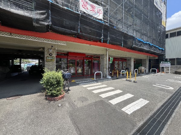 まいばすけっと横浜東本郷6丁目店(さっと立ち寄れるコンパクトなスーパー。少量の野菜や肉なども揃い、買い忘れを調達したい時にも便利です。)