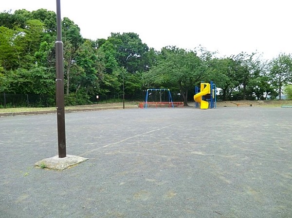 東本郷台公園(園内には花壇が整備され、大人も子供ものんびり楽しめる静かな公園です。緑豊かでお散歩にもぴったり。)