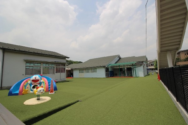 東幼稚園(共同生活の中において「希望と喜びを持てる子ども」に育てる幼稚園。複合遊具やキャラクター遊具も人気です)