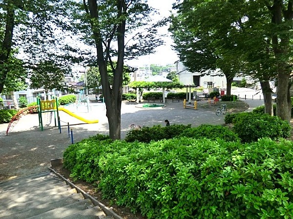 こざか第一公園(ボール遊びが出来る広場とブランコ等がある遊具広場の2段に分かれている公園です。春は桜や藤棚がキレイ。)