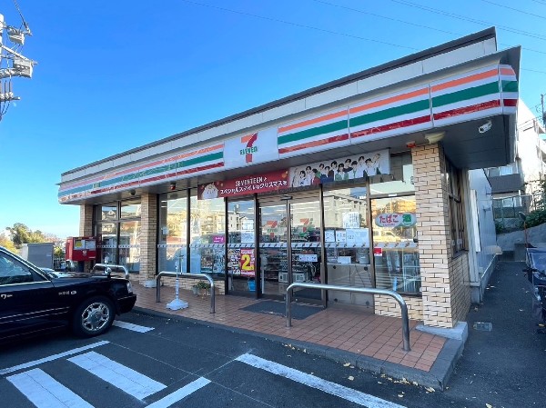 セブンイレブン横浜松見町3丁目店(時間を問わず、幅広い品物が揃うコンビニ。ネット注文、店舗受取や配達可能なセブンミールの取扱いあり。)