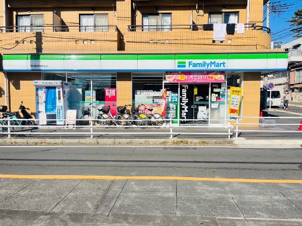 ファミリーマート花月総持寺駅前店(ホットスナックのファミチキが人気のコンビニ。酒たばこ取扱い有。少量のチルド総菜が充実している。)