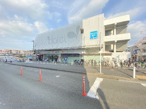 ダイエー十日市場店(食品の他に日用品や衣料品も取扱う大型スーパー。ベーカリー、１００円ショップ有。駐車場は170台可能。)