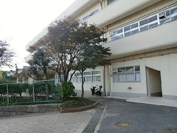 上の宮中学校(各学年5～6クラスの中学校。校訓は「努力、自立、敬愛」校庭や体育館の設備が充実し、部活動も盛んです。)