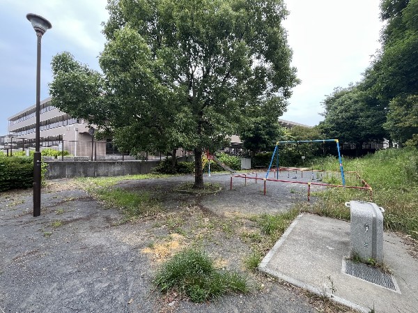 菅田日向根公園(住宅街の中にある緑の多い公園。滑り台やブランコがあり小さなお子様も楽しめそう。ベンチでひと休みも○)