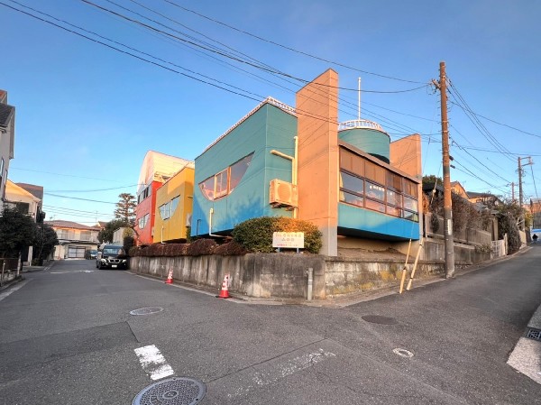 寺尾幼稚園(子どもの主体性を育てる自由遊びを中心にしている幼稚園。造形表現と音楽活動にも力を入れています。)