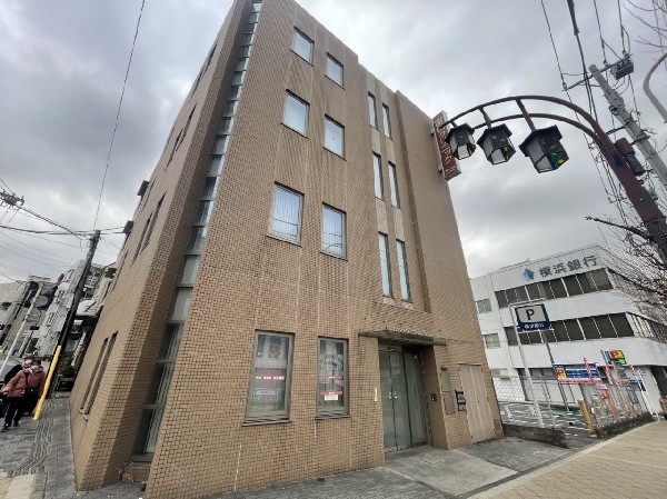 富田こどもクリニック(通いやすさを第一に考え、予約枠を少なくし、当日すぐに診療できるよう配慮している。キッズスペースあり。)