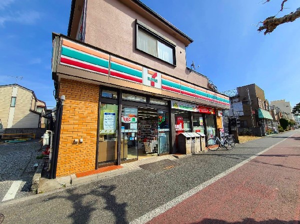 セブンイレブン平安町店(近所にあるだけで便利なコンビニ。暮らしに便利なサービスはもちろん、オリジナル食品も魅力的ですね。)