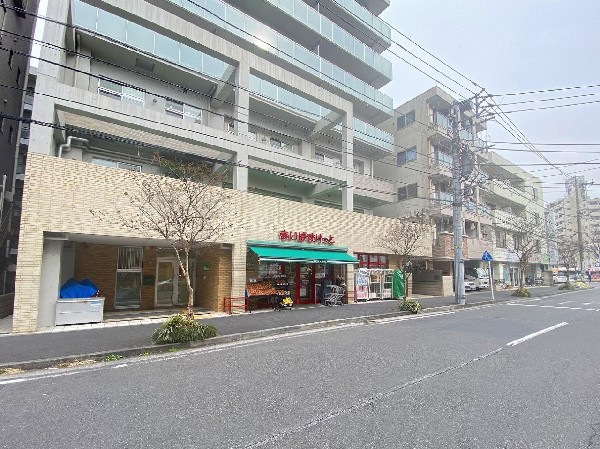 まいばすけっと鶴見市場駅南店(さっと立ち寄れるコンパクトなスーパー。少量の野菜や肉なども揃い、買い忘れを調達したいときに便利です。)