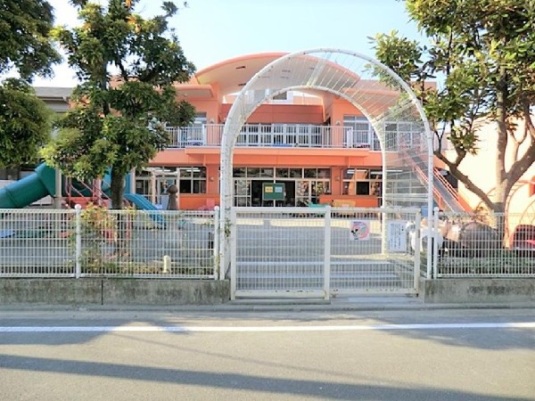 東漸保育園(遊びの中で楽しく「もじ・ことば」「かず」「英語」の力を身に付けていけるカリキュラムが特徴の園です。)