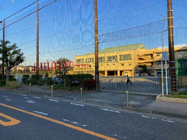 末吉小学校(明治6年に創設された歴史ある小学校。教育目標は「かかわる・わかる・かがやく　末吉っ子」です。)