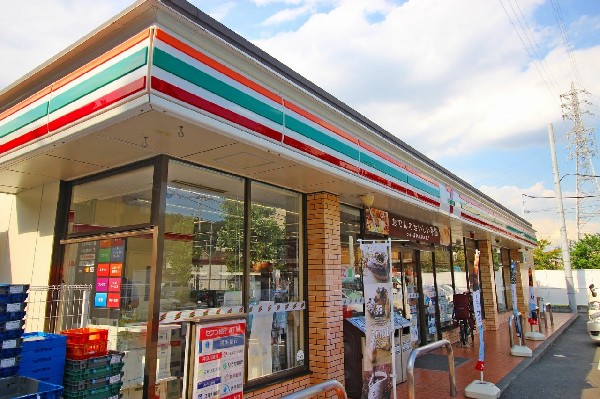 セブンイレブン 横浜駒岡4丁目店(時間を問わず、幅広い品物が揃うコンビニ。駐車スペースも広く、お車でも安心して立ち寄る事が出来ます。)