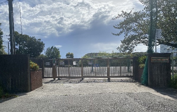 四季の森小学校(ひかりが丘団地エリアにある平成23年に創立された新しい小学校。学級数は11クラス、児童数は約130名。)